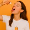 Femme prenant du cbd en huile sublinguale