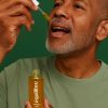 Homme prenant du cbd en huile sublinguale